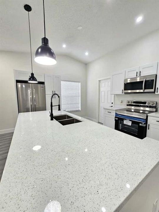 合同活跃: $305,000 (3 贝兹, 2 浴室, 1445 平方英尺)