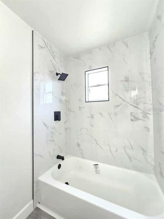 合同活跃: $305,000 (3 贝兹, 2 浴室, 1445 平方英尺)