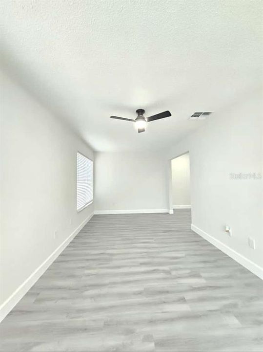 合同活跃: $305,000 (3 贝兹, 2 浴室, 1445 平方英尺)