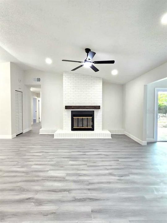 合同活跃: $305,000 (3 贝兹, 2 浴室, 1445 平方英尺)