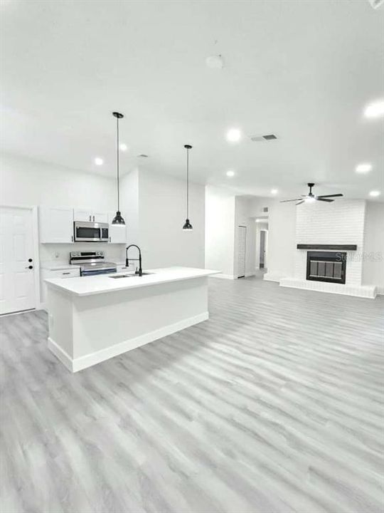 合同活跃: $305,000 (3 贝兹, 2 浴室, 1445 平方英尺)