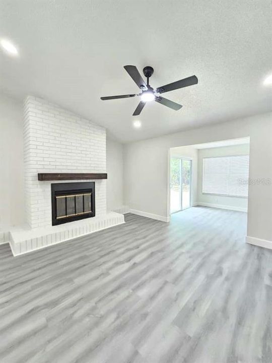 合同活跃: $305,000 (3 贝兹, 2 浴室, 1445 平方英尺)