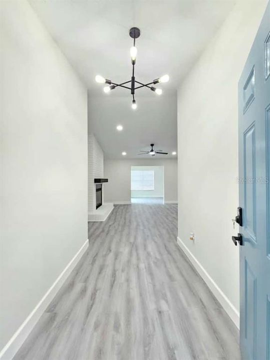 合同活跃: $305,000 (3 贝兹, 2 浴室, 1445 平方英尺)