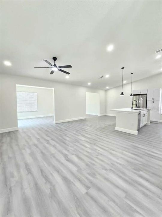 合同活跃: $305,000 (3 贝兹, 2 浴室, 1445 平方英尺)