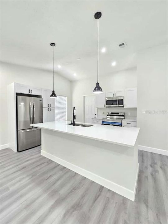 合同活跃: $305,000 (3 贝兹, 2 浴室, 1445 平方英尺)