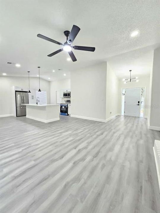 合同活跃: $305,000 (3 贝兹, 2 浴室, 1445 平方英尺)