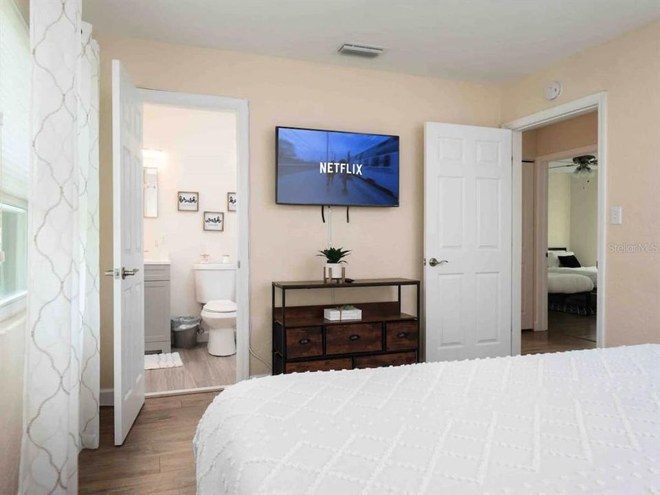 For Rent: $900 (1 beds, 1 baths, 1498 Square Feet)