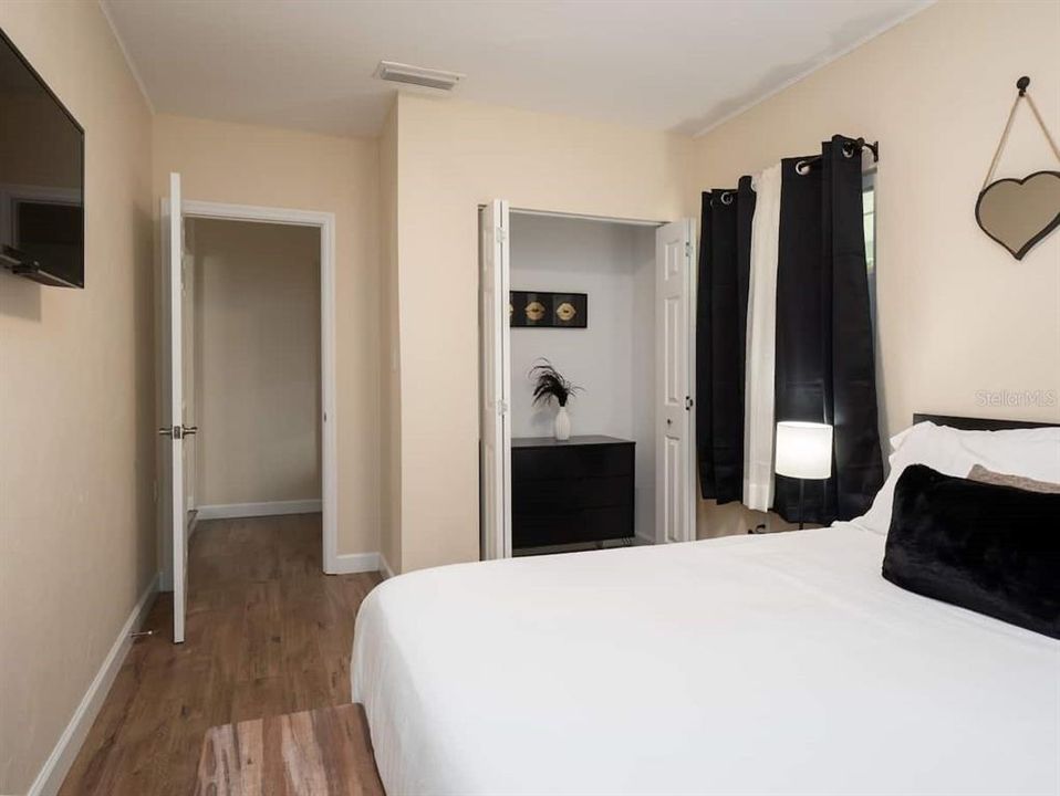 For Rent: $900 (1 beds, 1 baths, 1498 Square Feet)