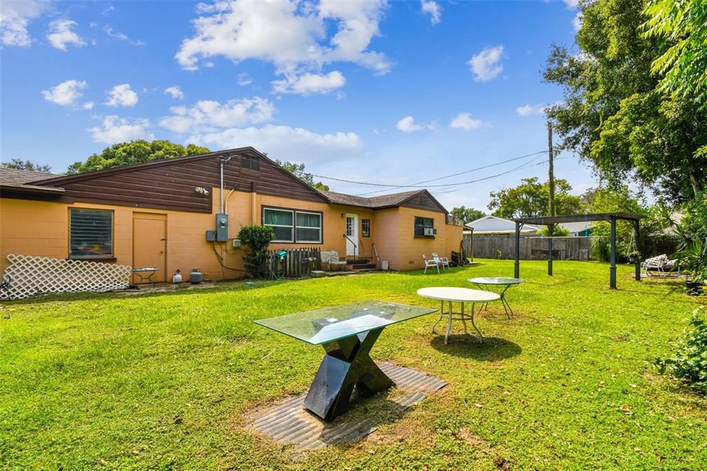 合同活跃: $223,900 (3 贝兹, 2 浴室, 1374 平方英尺)