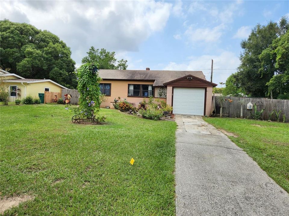 合同活跃: $223,900 (3 贝兹, 2 浴室, 1374 平方英尺)