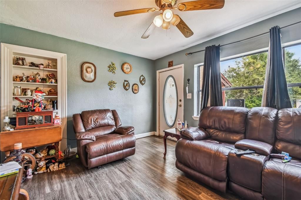 合同活跃: $223,900 (3 贝兹, 2 浴室, 1374 平方英尺)