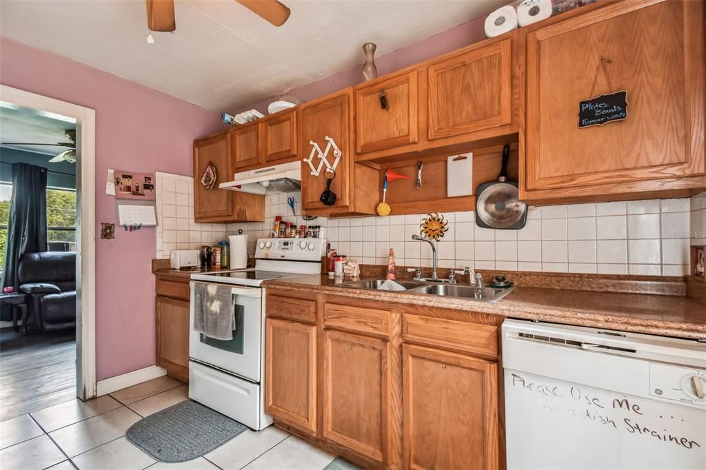 合同活跃: $223,900 (3 贝兹, 2 浴室, 1374 平方英尺)