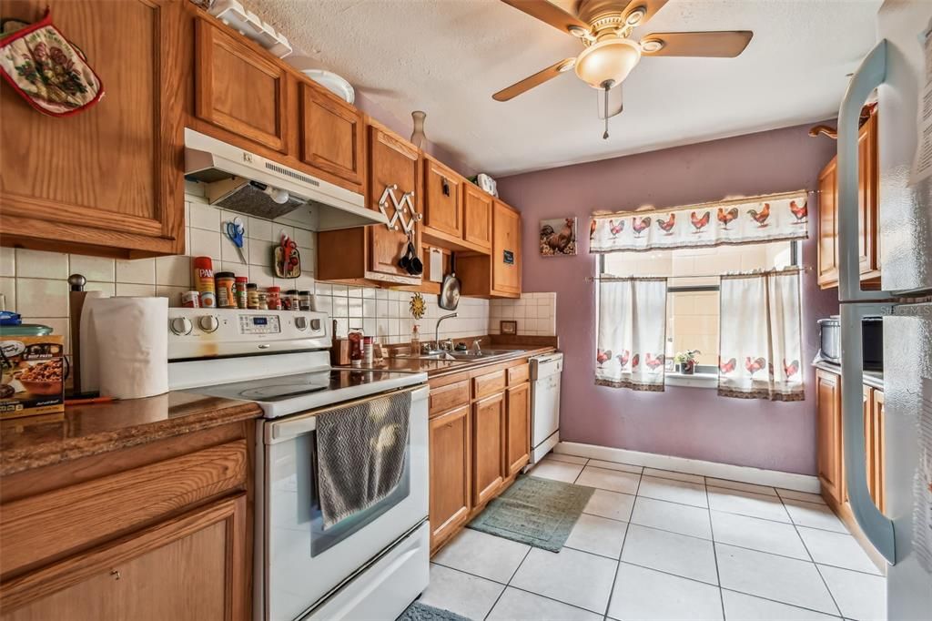 合同活跃: $223,900 (3 贝兹, 2 浴室, 1374 平方英尺)