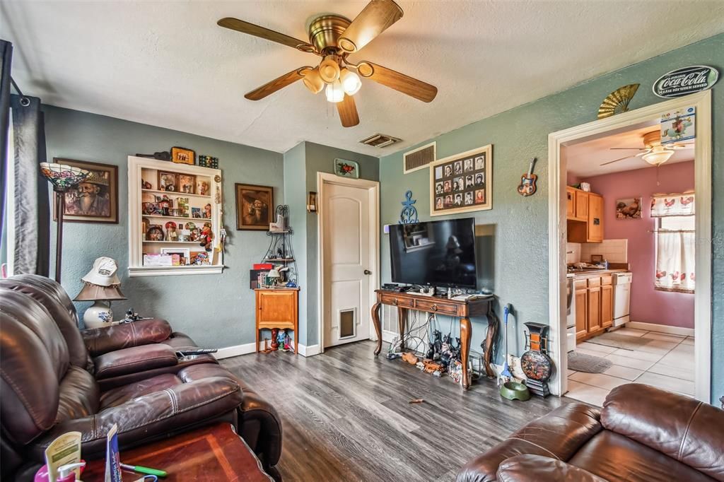 合同活跃: $223,900 (3 贝兹, 2 浴室, 1374 平方英尺)