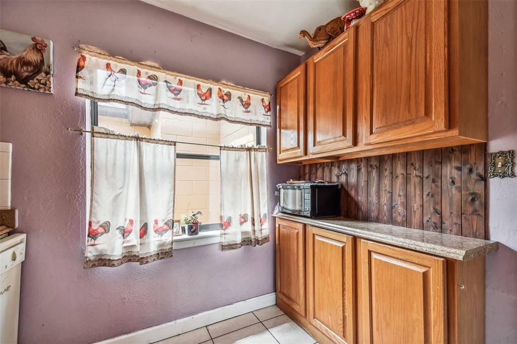 合同活跃: $223,900 (3 贝兹, 2 浴室, 1374 平方英尺)