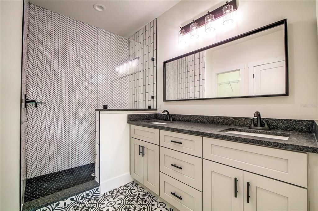 En Venta: $598,000 (4 camas, 2 baños, 1957 Pies cuadrados)