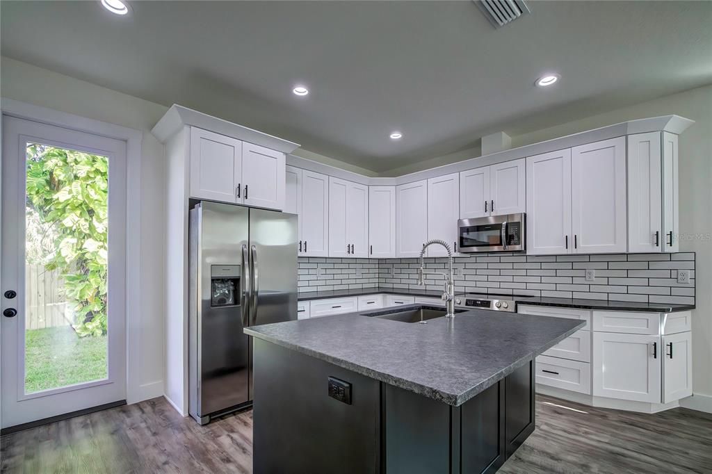 En Venta: $598,000 (4 camas, 2 baños, 1957 Pies cuadrados)