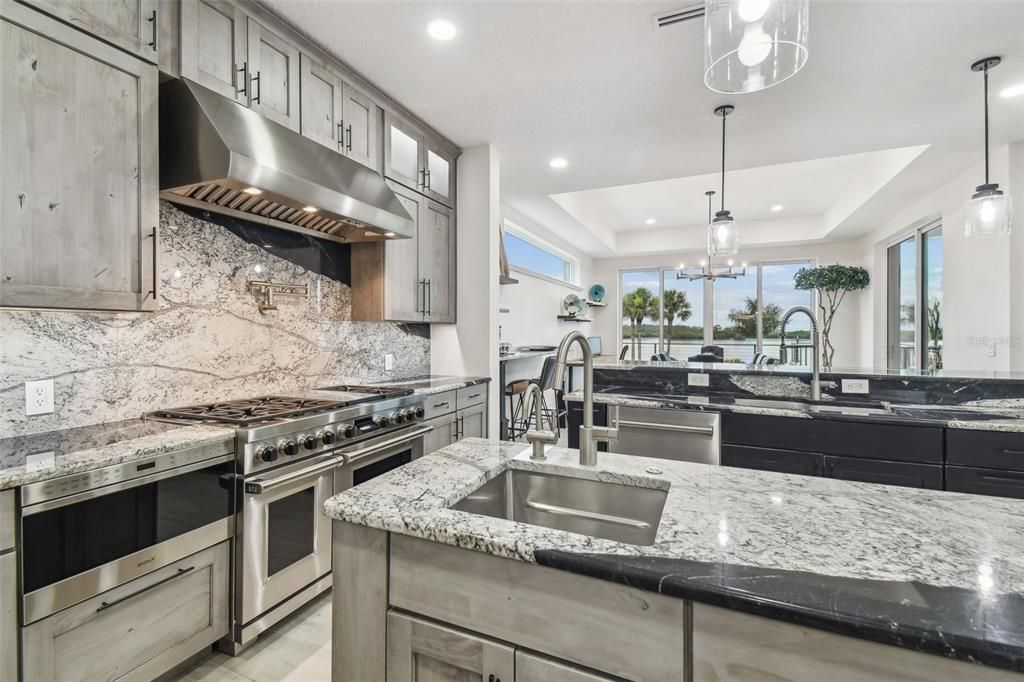 На продажу: $6,300,000 (6 спален, 5 ванн, 6646 Квадратных фут)