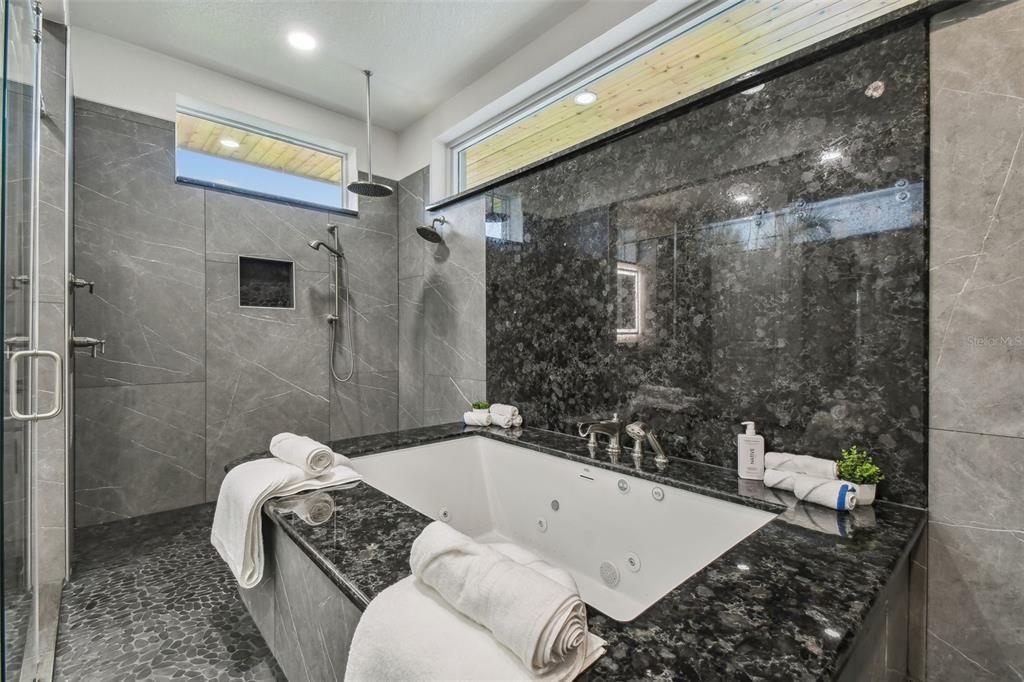 На продажу: $6,300,000 (6 спален, 5 ванн, 6646 Квадратных фут)