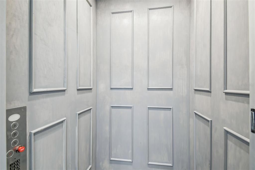 На продажу: $6,300,000 (6 спален, 5 ванн, 6646 Квадратных фут)