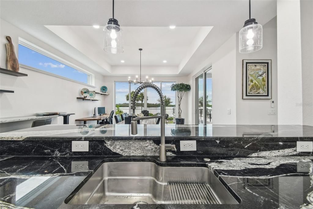 На продажу: $6,300,000 (6 спален, 5 ванн, 6646 Квадратных фут)