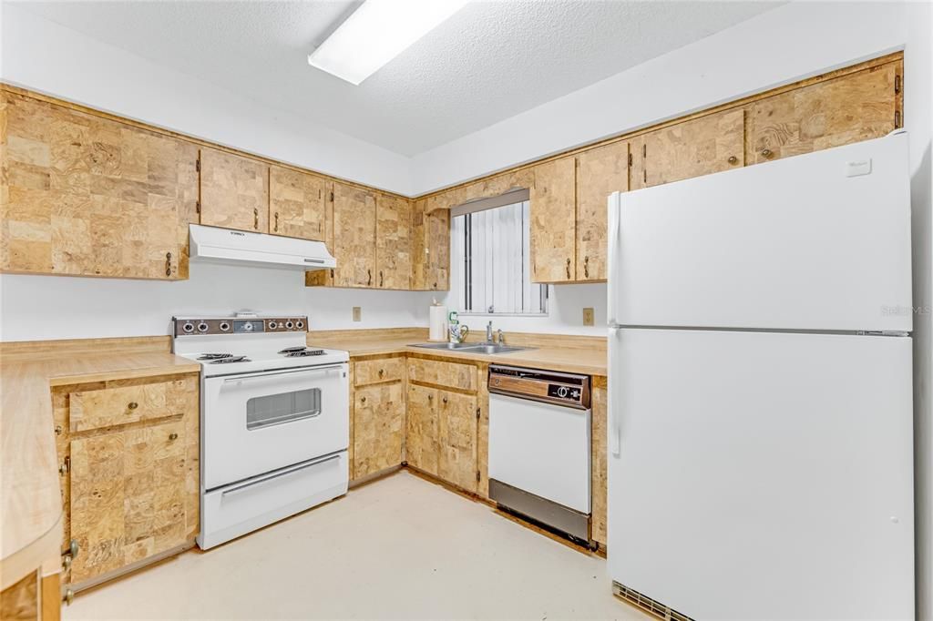 Под контрактом: $199,900 (2 спален, 2 ванн, 1337 Квадратных фут)