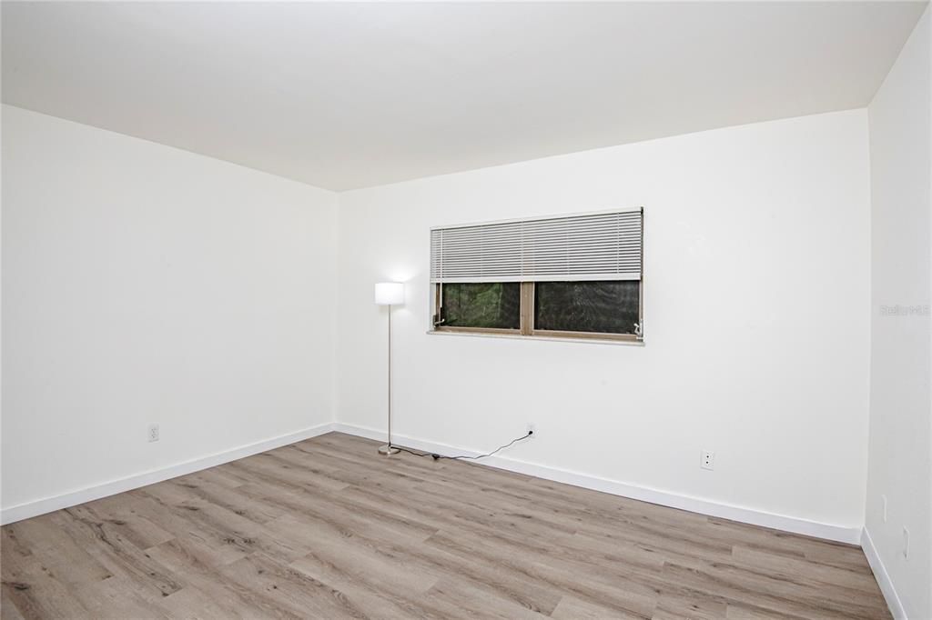 For Sale: $245,000 (1 beds, 1 baths, 700 Square Feet)