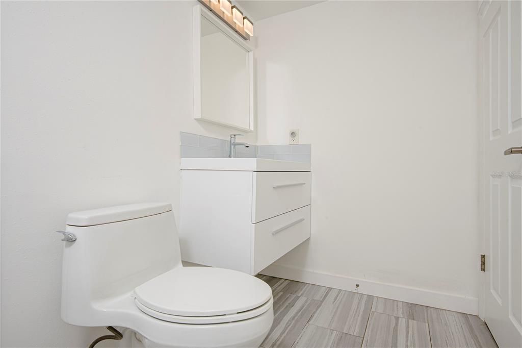 For Sale: $245,000 (1 beds, 1 baths, 700 Square Feet)