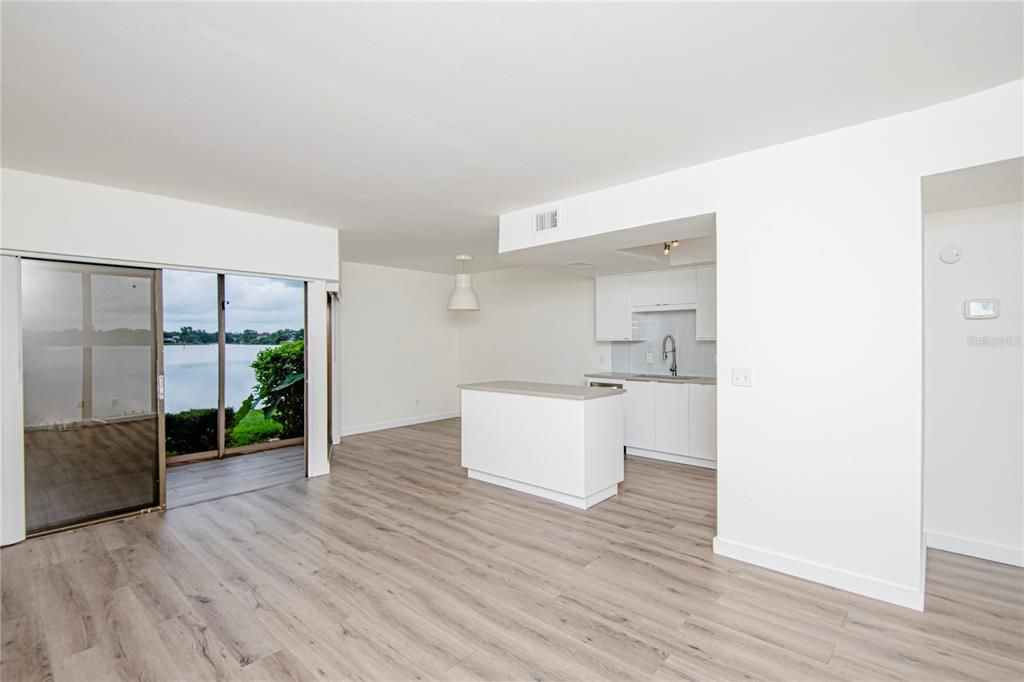 For Sale: $245,000 (1 beds, 1 baths, 700 Square Feet)