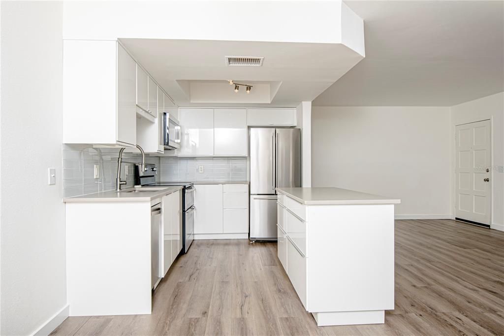 For Sale: $245,000 (1 beds, 1 baths, 700 Square Feet)