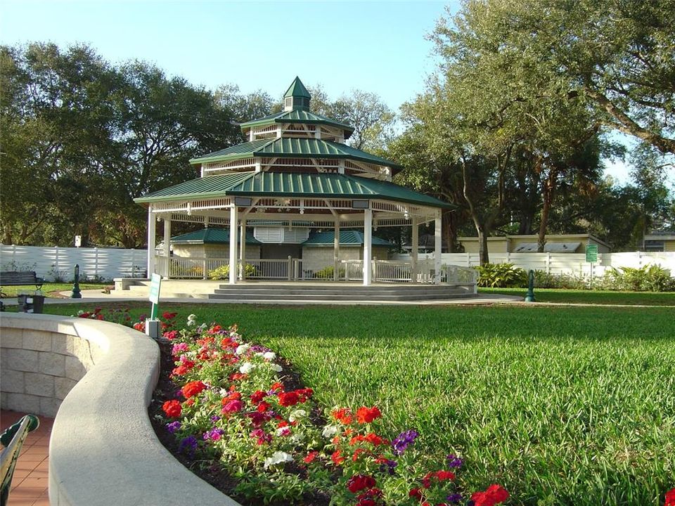 For Sale: $245,000 (1 beds, 1 baths, 700 Square Feet)