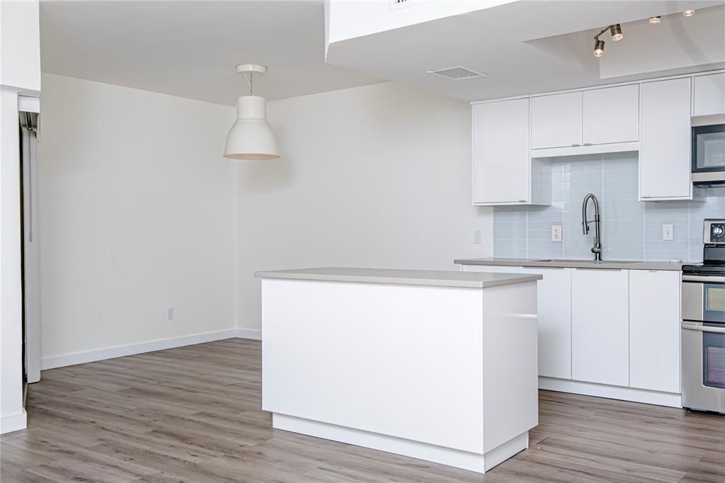 For Sale: $245,000 (1 beds, 1 baths, 700 Square Feet)