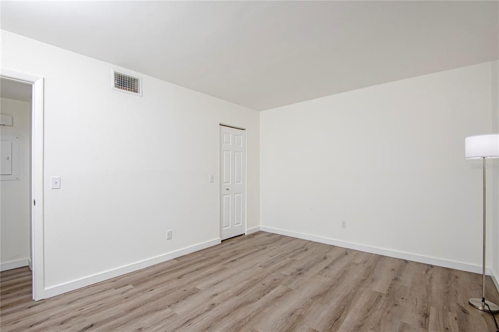 For Sale: $245,000 (1 beds, 1 baths, 700 Square Feet)