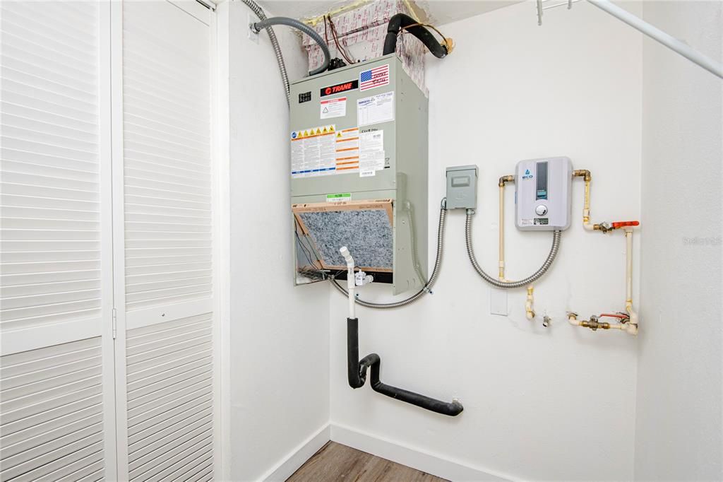 For Sale: $245,000 (1 beds, 1 baths, 700 Square Feet)