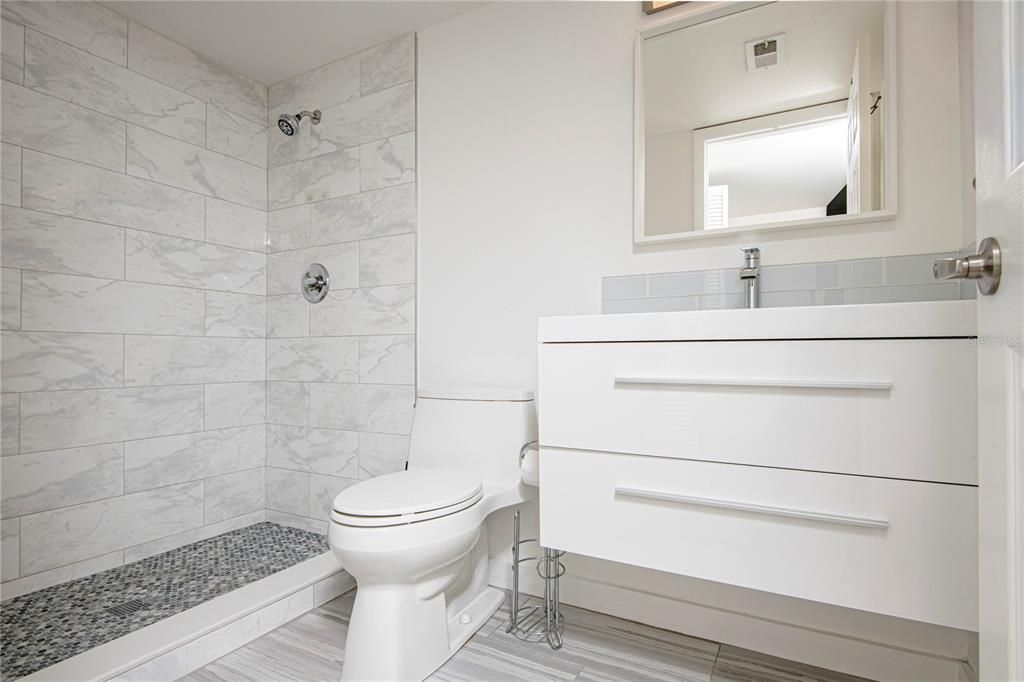 For Sale: $245,000 (1 beds, 1 baths, 700 Square Feet)