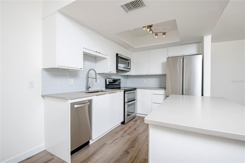 For Sale: $245,000 (1 beds, 1 baths, 700 Square Feet)