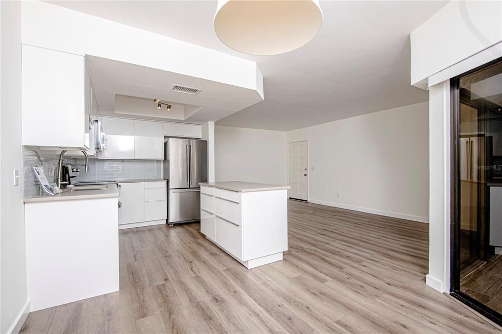 For Sale: $245,000 (1 beds, 1 baths, 700 Square Feet)