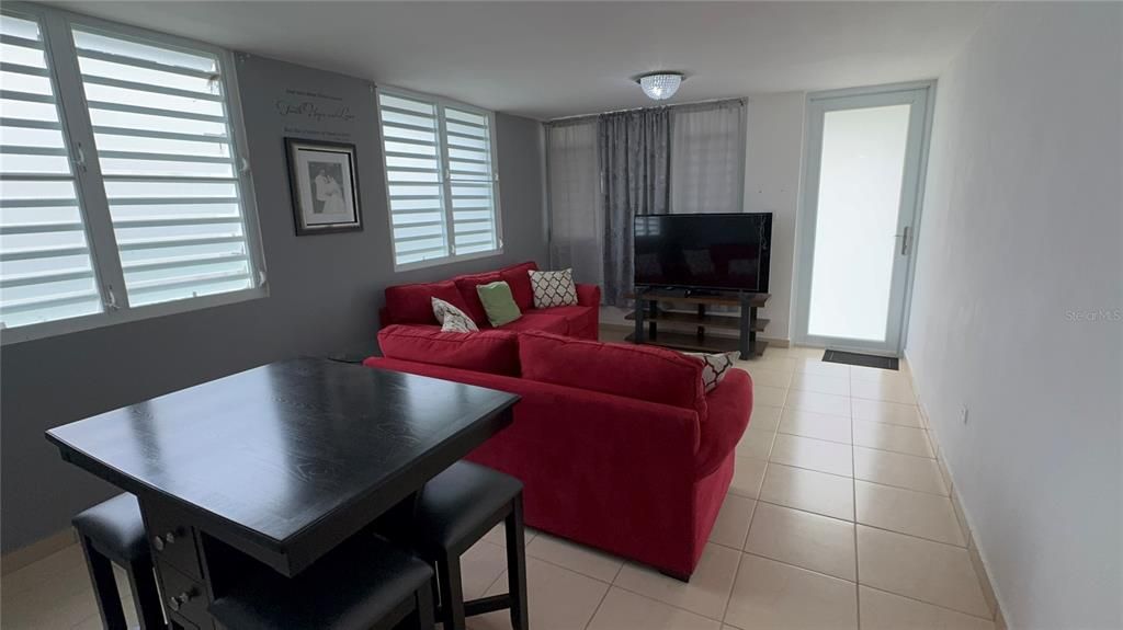 合同活跃: $295,000 (3 贝兹, 2 浴室, 1200 平方英尺)