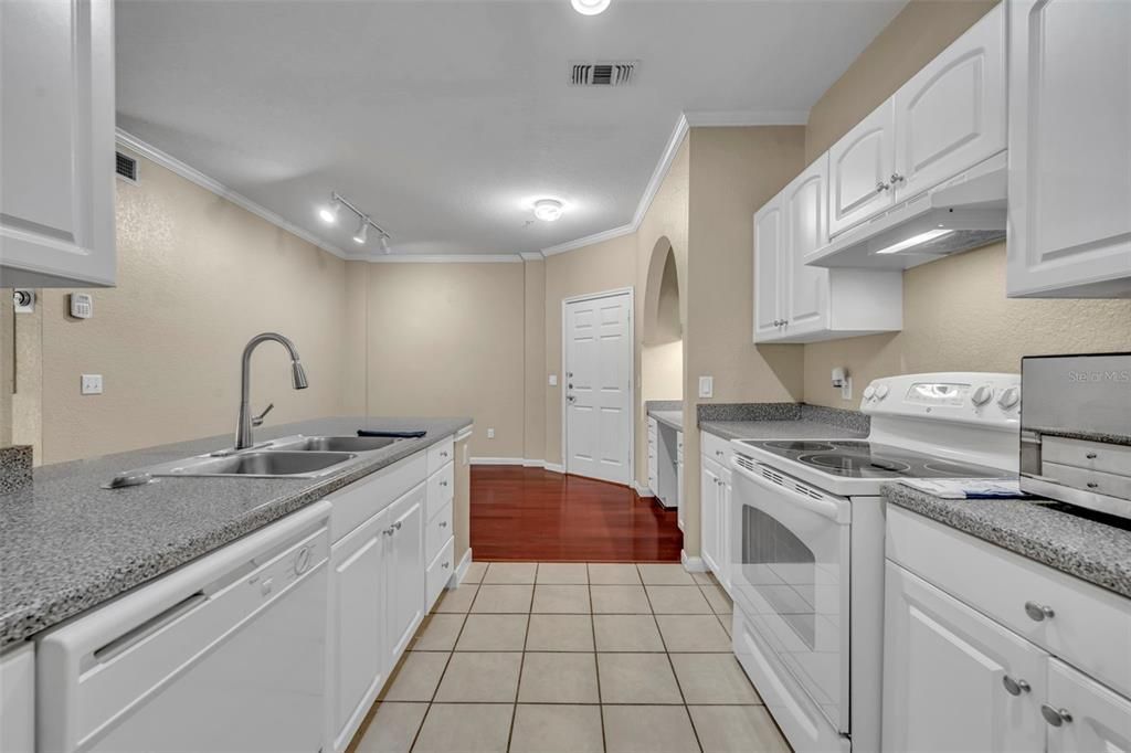 For Sale: $224,700 (2 beds, 2 baths, 1070 Square Feet)