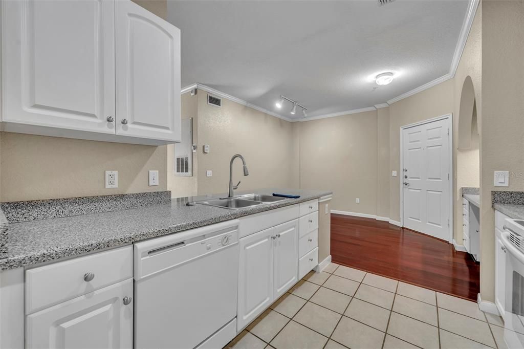 For Sale: $224,700 (2 beds, 2 baths, 1070 Square Feet)