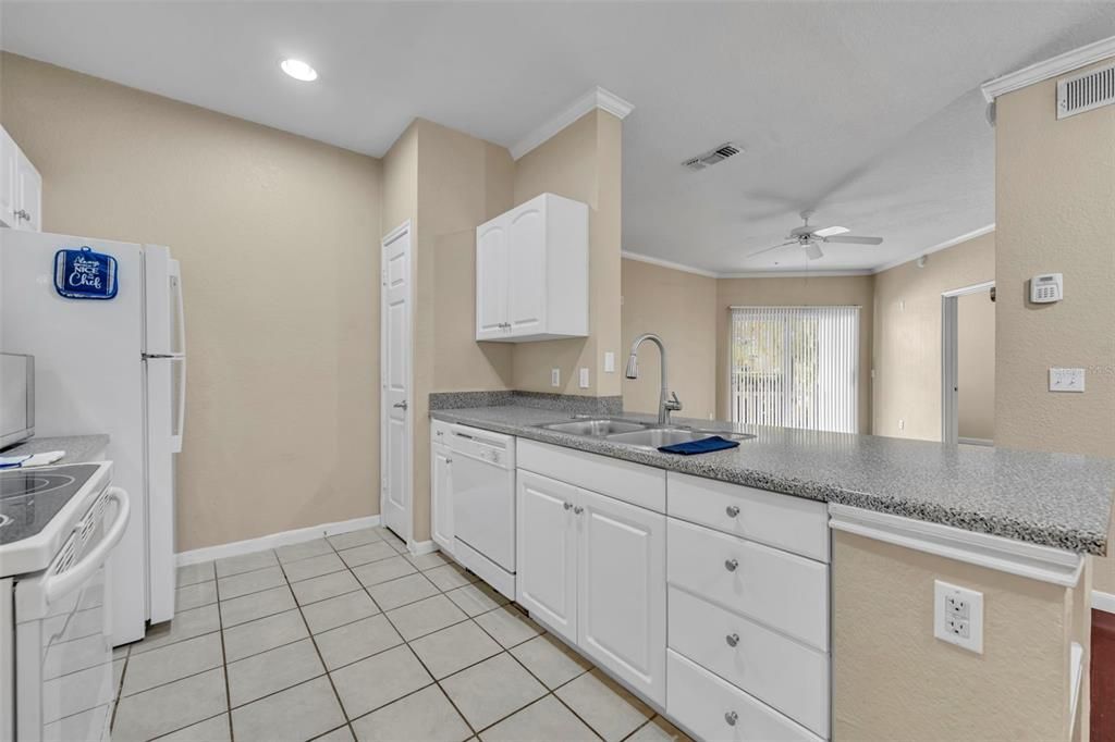 For Sale: $224,700 (2 beds, 2 baths, 1070 Square Feet)