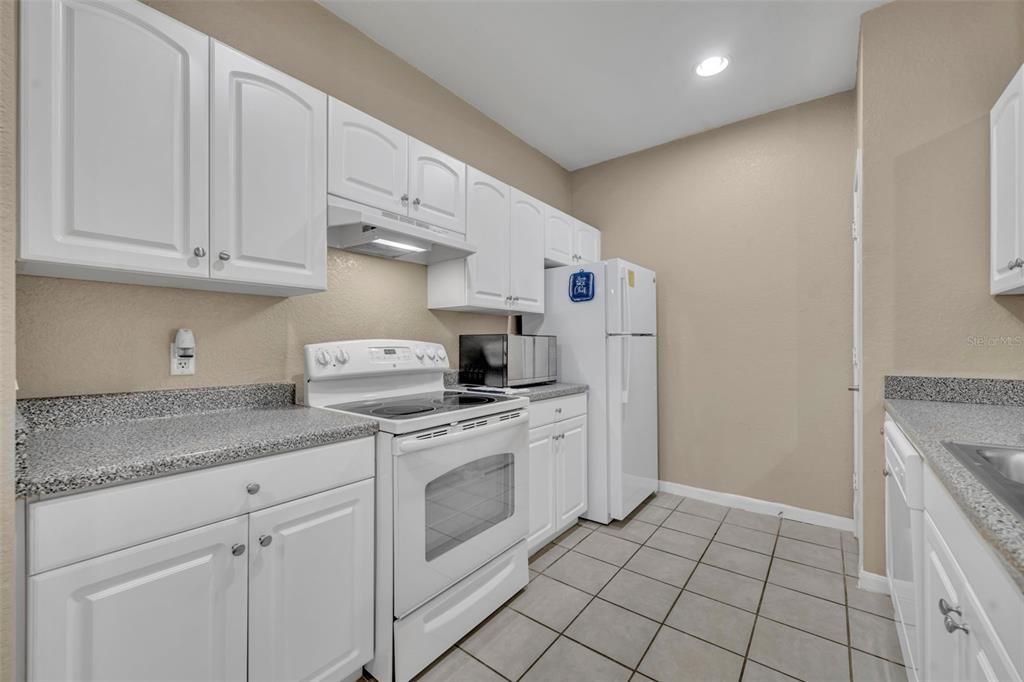 For Sale: $224,700 (2 beds, 2 baths, 1070 Square Feet)