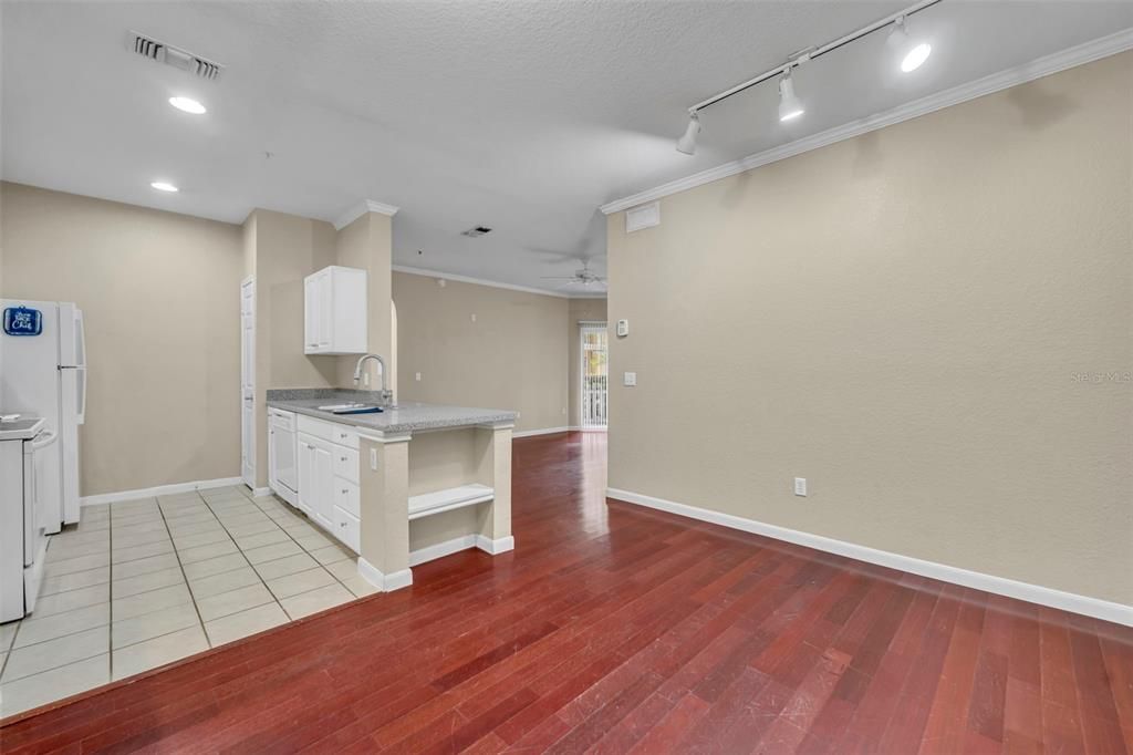 For Sale: $224,700 (2 beds, 2 baths, 1070 Square Feet)