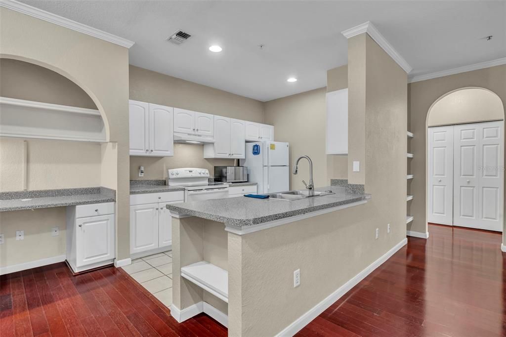 For Sale: $224,700 (2 beds, 2 baths, 1070 Square Feet)