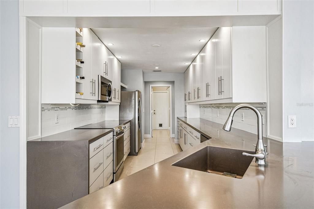 出租: $4,250 (3 贝兹, 2 浴室, 2082 平方英尺)