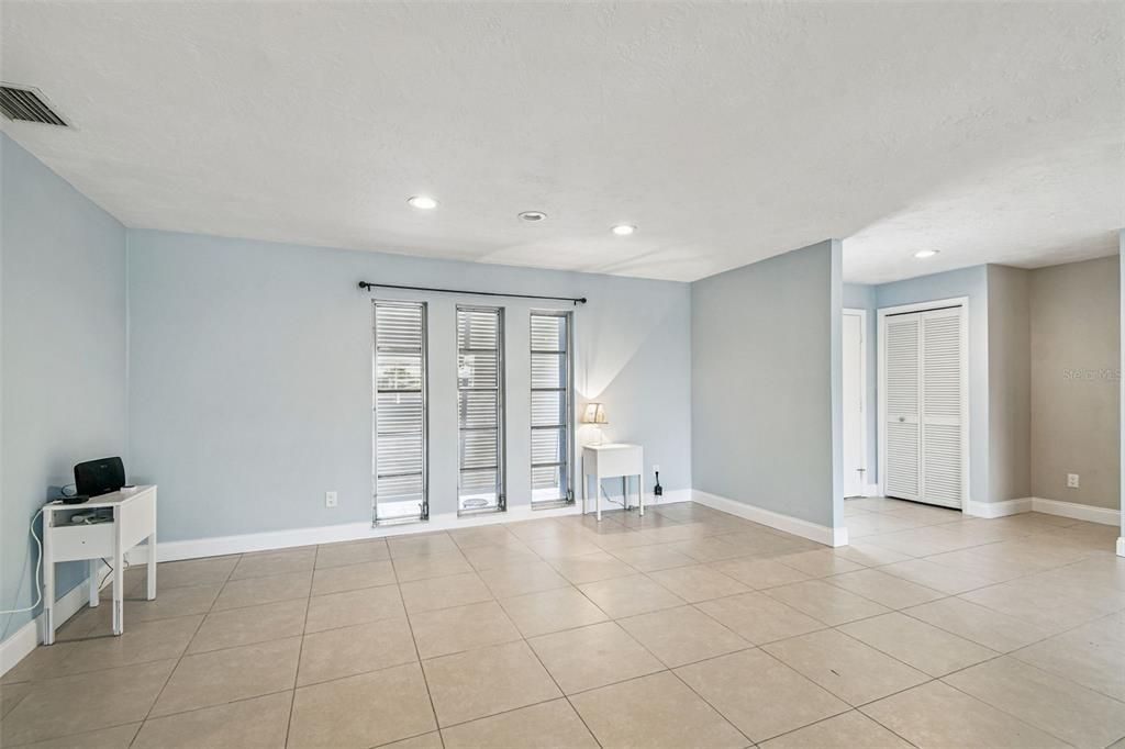 出租: $4,250 (3 贝兹, 2 浴室, 2082 平方英尺)