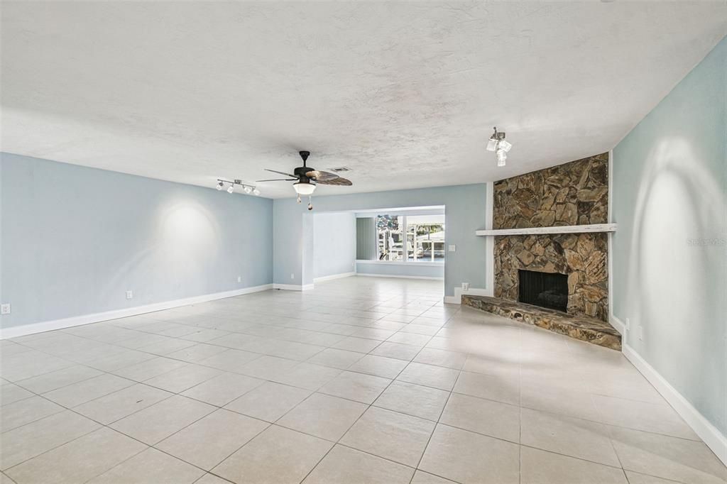 出租: $4,250 (3 贝兹, 2 浴室, 2082 平方英尺)