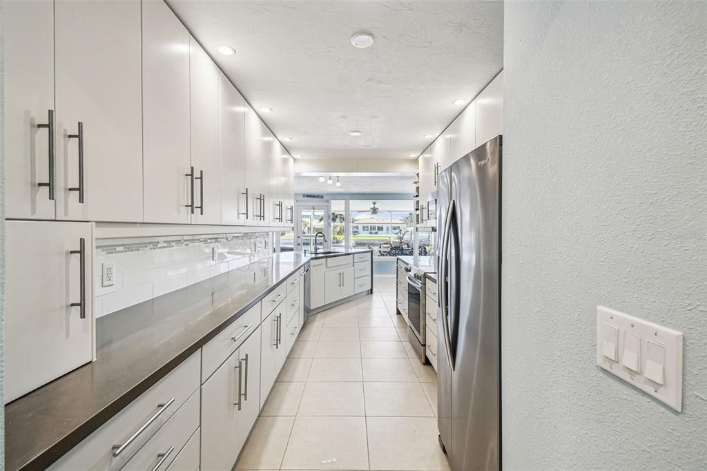 出租: $4,250 (3 贝兹, 2 浴室, 2082 平方英尺)