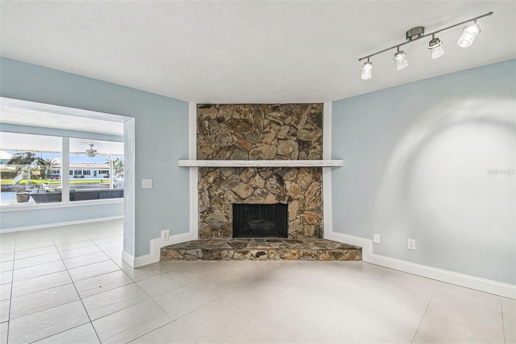 出租: $4,250 (3 贝兹, 2 浴室, 2082 平方英尺)