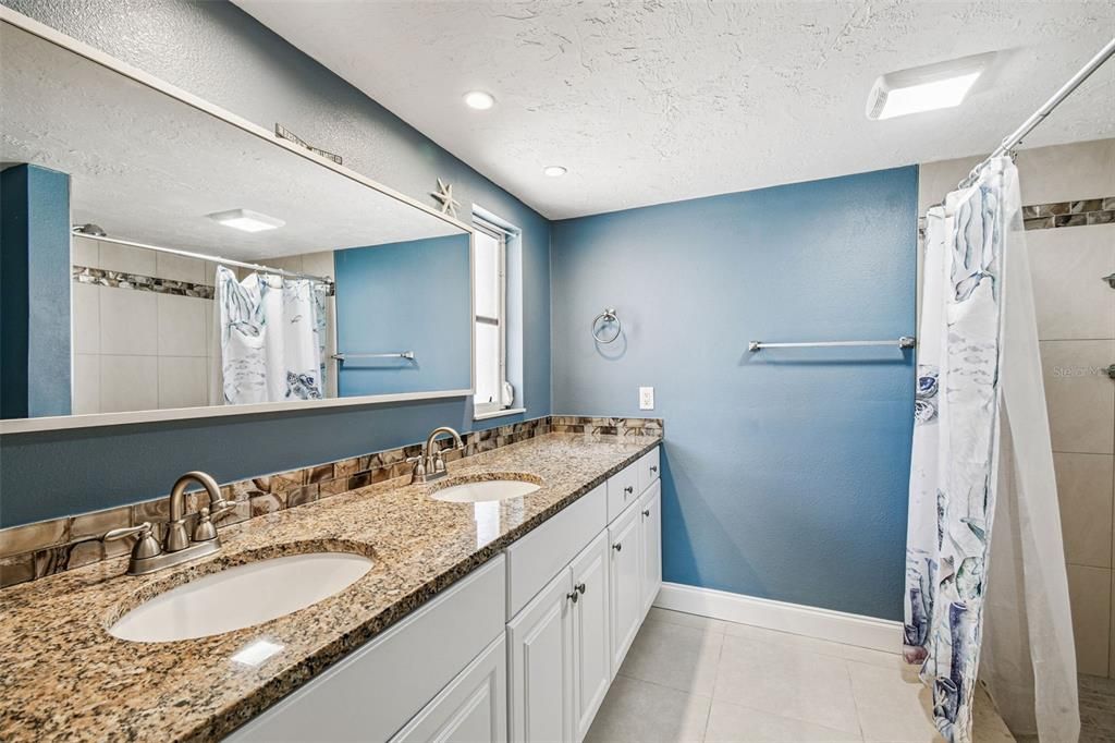 出租: $4,250 (3 贝兹, 2 浴室, 2082 平方英尺)